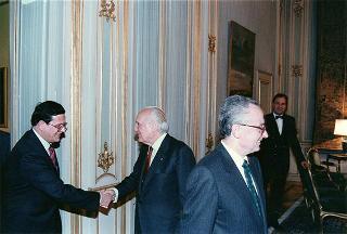 Il Presidente della Repubblica Oscar Luigi Scalfaro incontra una delegazione di partecipanti all'XI Convegno nazionale dell'Associazione per il volontariato nelle unità locali dei Servizi socio-sanitari