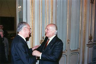 Il Presidente della Repubblica Oscar Luigi Scalfaro incontra una delegazione di partecipanti all'XI Convegno nazionale dell'Associazione per il volontariato nelle unità locali dei Servizi socio-sanitari