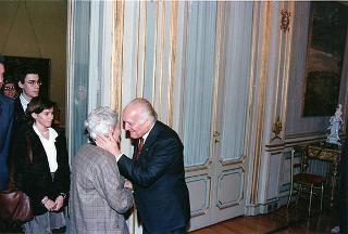 Il Presidente della Repubblica Oscar Luigi Scalfaro incontra una delegazione di partecipanti all'XI Convegno nazionale dell'Associazione per il volontariato nelle unità locali dei Servizi socio-sanitari