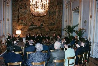 Il Presidente della Repubblica Oscar Luigi Scalfaro incontra una delegazione di partecipanti all'XI Convegno nazionale dell'Associazione per il volontariato nelle unità locali dei Servizi socio-sanitari