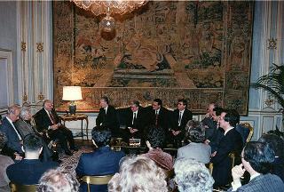Il Presidente della Repubblica Oscar Luigi Scalfaro incontra una delegazione di partecipanti all'XI Convegno nazionale dell'Associazione per il volontariato nelle unità locali dei Servizi socio-sanitari