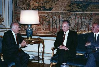 Il Presidente della Repubblica Oscar Luigi Scalfaro riceve in visita ufficiale il Ministro per gli affari esteri di Israele Shimon Peres
