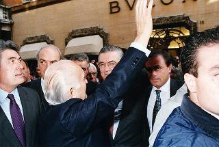Il Presidente della Repubblica Oscar Luigi Scalfaro davanti al Caffè Greco in via Condotti a Roma