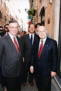 Il Presidente della Repubblica Oscar Luigi Scalfaro davanti al Caffè Greco in via Condotti a Roma