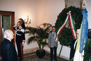 Deposizione di una corona d'alloro sulla lapide dei Caduti della Presidenza della Repubblica