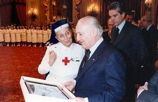 Il Presidente della Repubblica Oscar Luigi Scalfaro riceve in udienza il prof. Luigi Giannico, commissario straordinario della Croce Rossa Italiana, con le infermiere volontarie della CRI