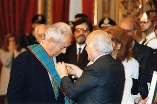 Il Presidente della Repubblica Oscar Luigi Scalfaro consegna le insegne di Cavaliere di Gran Croce dell'Ordine al Merito della Repubblica italiana a Michelangelo Antonioni