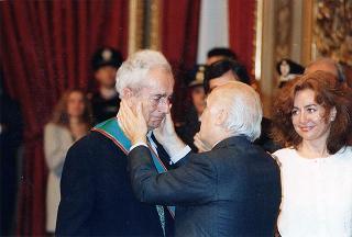 Il Presidente della Repubblica Oscar Luigi Scalfaro consegna le insegne di Cavaliere di Gran Croce dell'Ordine al Merito della Repubblica italiana a Michelangelo Antonioni