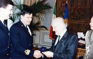 Il Presidente della Repubblica Oscar Luigi Scalfaro riceve in udienza gli allievi dell'Accademia navale di Livorno in servizio di guardia d'onore al Palazzo del Quirinale