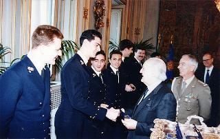 Il Presidente della Repubblica Oscar Luigi Scalfaro riceve in udienza gli allievi dell'Accademia navale di Livorno in servizio di guardia d'onore al Palazzo del Quirinale