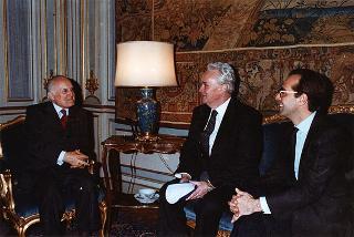 Il Presidente della Repubblica Oscar Luigi Scalfaro riceve in udienza Gianni Faustini, Presidente del Consiglio nazionale dell'Ordine dei giornalisti