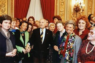 Il Presidente della Repubblica Oscar Luigi Scalfaro riceve in udienza una delegazione di partecipanti al Congresso nazionale del Movimento femminile della D.C.