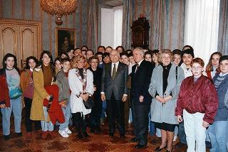 Incontro del Presidente della Repubblica Oscar Luigi Scalfaro con un gruppo di studenti della Scuola Media di Aulla (Massa Carrara), accompagnati dal Sen. Avv. Albino Fontana