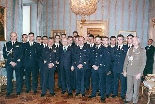 Il Presidente della Repubblica Oscar Luigi Scalfaro riceve in visita una delegazione di allievi dell'Accademia aeronautica di Pozzuoli in servizio di Guardia d'onore al Palazzo del Quirinale