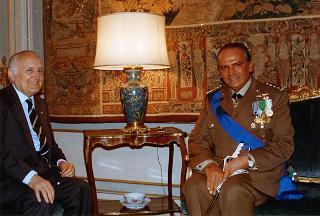 Il Presidente della Repubblica Oscar Luigi Scalfaro riceve Generale di corpo di armata Antonio Viesti, già Comandante generale dell'Arma dei Carabinieri,  per visita di congedo