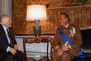 Il Presidente della Repubblica Oscar Luigi Scalfaro riceve Generale di corpo di armata Antonio Viesti, già Comandante generale dell'Arma dei Carabinieri,  per visita di congedo