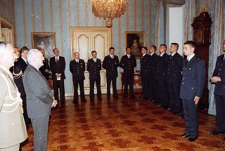 Il Presidente della Repubblica Oscar Luigi Scalfaro riceve in udienza una Delegazione di allievi della Scuola sottufficiali dell'Aeronautica militare di Caserta, in servizio di Guardia d'onore al Palazzo del Quirinale