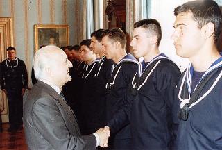 Il Presidente della Repubblica Oscar Luigi Scalfaro riceve una delegazione di allievi della Scuola sottufficiali della Marina Militare di Taranto, in servizio di Guardia d'onore al Palazzo del Quirinale