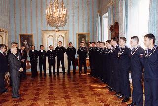 Il Presidente della Repubblica Oscar Luigi Scalfaro riceve una delegazione di allievi della Scuola sottufficiali della Marina Militare di Taranto, in servizio di Guardia d'onore al Palazzo del Quirinale
