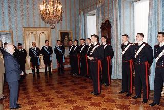 Il Presidente della Repubblica Oscar Luigi Scalfaro riceve una delegazione di allievi della Scuola sottufficiali carabinieri di Velletri, in servizio di Guardia d'onore al Palazzo del Quirinale