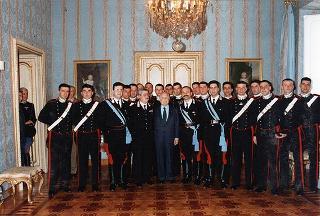 Il Presidente della Repubblica Oscar Luigi Scalfaro riceve una delegazione di allievi della Scuola sottufficiali carabinieri di Velletri, in servizio di Guardia d'onore al Palazzo del Quirinale