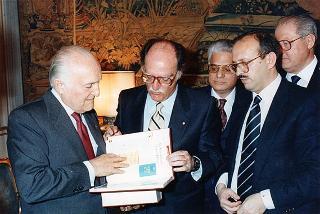 Il Presidente della Repubblica Oscar Luigi Scalfaro riceve Gian Paolo Carrozza, Presidente della Confederazione italiana dirigenti d'azienda, con esponenti della CIDA