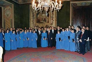 Incontro del Presidente della Repubblica Oscar Luigi Scalfaro con i componenti del coro che ha partecipato alla S. Messa