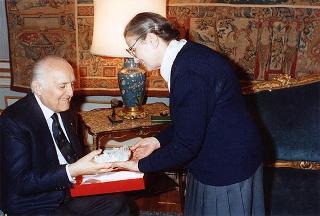 Il Presidente della Repubblica Oscar Luigi Scalfaro riceve Irene Bertoni, con una delegazione della Comunità di Nomadelfia