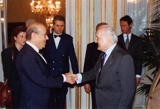 Il Presidente della Repubblica Oscar Luigi Scalfaro incontra Redha Malek, Ministro degli affari esteri della Repubblica Algerina democratica e popolare