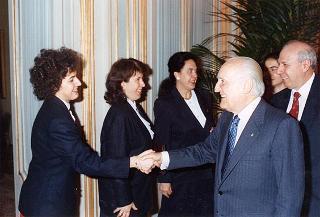 Il Presidente della Repubblica Oscar Luigi Scalfaro riceve il sen. Pietro Fabris con la famiglia