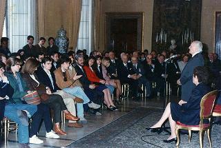 On. Rosa Russo Jervolino, Ministro della pubblica istruzione, con gli esponenti delle Associazioni partigiane e una rappresentanza di studenti di scuole romane, in occasione dell'anniversario della Liberazione