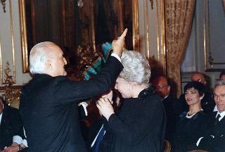 Consegna delle insegne di cavaliere di Gran Croce dell'OMRI a Giulietta Simionato e Renata Tebaldi