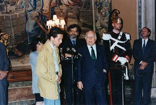 Il Presidente della Repubblica Oscar Luigi Scalfaro incontra gli studenti del Liceo scientifico &quot;F. Severi&quot; di Frosinone