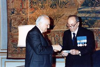Gen. Angelo Sante Bastiani, Presidente del Gruppo medaglie d'oro al valor militare d'Italia, con una delegazione dell'Associazione