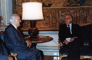 Il Presidente Scalfaro con Giovanni Giovannini, Presidente della Federazione italiana editori giornali, con il Comitato di presidenza della FIEG