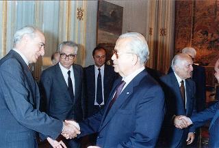 Il Presidente Scalfaro con Giovanni Giovannini, Presidente della Federazione italiana editori giornali, con il Comitato di presidenza della FIEG