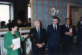 Sen. Isa Ferraguti, con alcune firmatarie dell'appello contro i crimini di guerra nella ex Jugoslavia