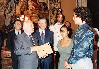 Il Presidente della Repubblica Oscar Luigi Scalfaro riceve in udienza gli studenti che hanno partecipato ai corsi di studio in Italia organizzati dall'Associazione &quot;Intercultura&quot;