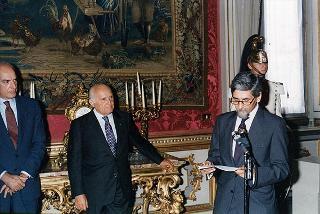 Guido Columba, Presidente dell'Unione nazionale cronisti italiani, con organizzatori e vincitori del &quot;Premio cronista 1993&quot;