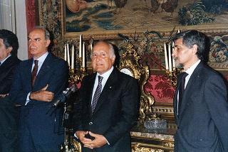 Guido Columba, Presidente dell'Unione nazionale cronisti italiani, con organizzatori e vincitori del &quot;Premio cronista 1993&quot;