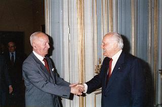 Il Presidente della Repubblica Oscar Luigi Scalfaro riceve in visita di omaggio gli esponenti del Comitato nazionale per le celebrazioni del 50° anniversario della Resistenza e della Guerra di Liberazione