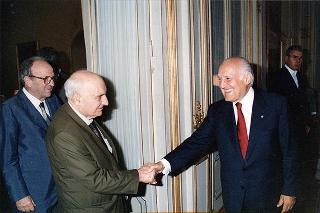Il Presidente della Repubblica Oscar Luigi Scalfaro riceve in visita di omaggio gli esponenti del Comitato nazionale per le celebrazioni del 50° anniversario della Resistenza e della Guerra di Liberazione