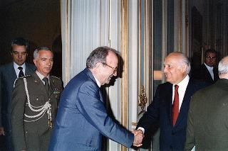 Il Presidente della Repubblica Oscar Luigi Scalfaro riceve in visita di omaggio gli esponenti del Comitato nazionale per le celebrazioni del 50° anniversario della Resistenza e della Guerra di Liberazione