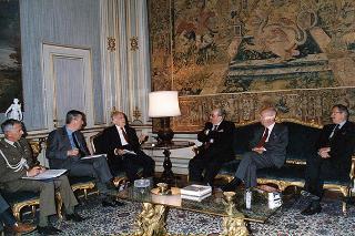 Il Presidente della Repubblica Oscar Luigi Scalfaro riceve in visita di omaggio gli esponenti del Comitato nazionale per le celebrazioni del 50° anniversario della Resistenza e della Guerra di Liberazione