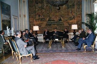 Il Presidente della Repubblica Oscar Luigi Scalfaro riceve in visita di omaggio gli esponenti del Comitato nazionale per le celebrazioni del 50° anniversario della Resistenza e della Guerra di Liberazione