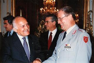 Mons. Giovanni Marra, Ordinario militare per l'Italia, e partecipanti al XVIII Convegno dell'Apostolato militare internazionale,