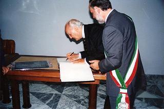 Intervento del Presidente della Repubblica Scalfaro, in forma privata, a Boves (Cuneo), per il 50° anniversario dell'eccidio.