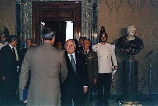 Gen. Bruno Loi, comandante della Brigata paracadutisti "Folgore", già comandante del contingente italiano in Somalia "Ibis 2", e rappresentanza di paracadutisti