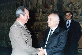 Gen. Bruno Loi, comandante della Brigata paracadutisti "Folgore", già comandante del contingente italiano in Somalia "Ibis 2", e rappresentanza di paracadutisti