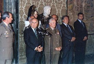 Gen. Bruno Loi, comandante della Brigata paracadutisti "Folgore", già comandante del contingente italiano in Somalia "Ibis 2", e rappresentanza di paracadutisti